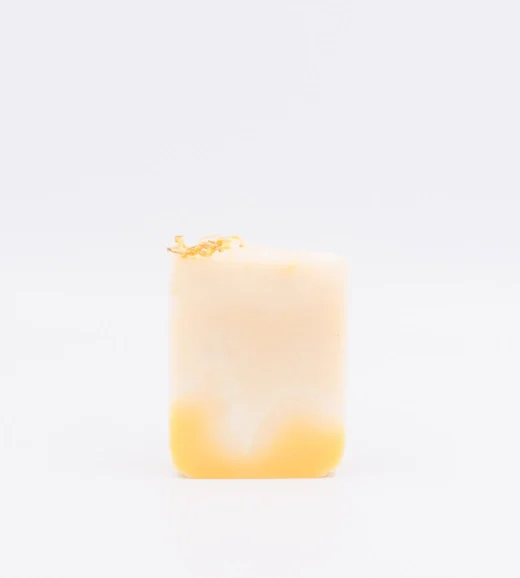 Jabón de caléndula con petalos. Muy nutritivo y recomendado para pieles sensibles.